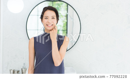 Bathroom female mirror 1 person 77092228
