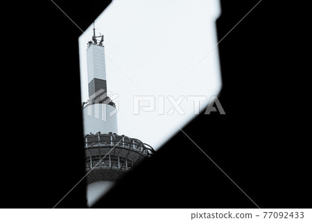 射擊在JR京都駐地前面的京都塔在Shimogyo-ku，京都市 77092433