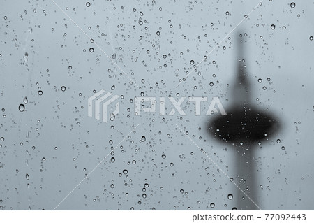 射擊在JR京都駐地前面的京都塔在Shimogyo-ku,京都市 射擊在JR京都駐地前面的京都塔在Shimogyo-ku,京都市 77092443