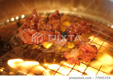 Japanese black beef grilled meat (medium-sized ribs) 77095359