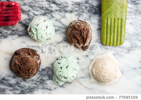 Selection of different ice cream scoops 77095509