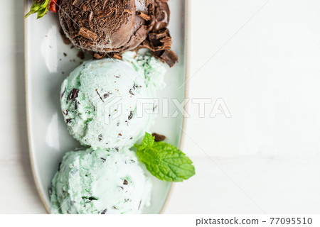 Selection of different ice cream scoops 77095510
