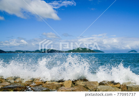 俯瞰能古島(福岡縣)的海浪影像 俯瞰能古島(福岡縣)的海浪影像 77095737