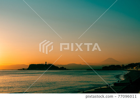 Enoshima and Fuji in the evening view from Shichirigahama 77096011