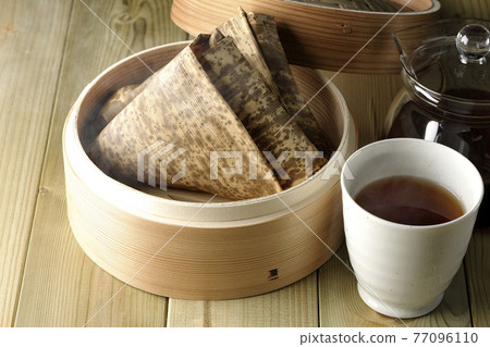 Steamed steamed Chinese rice dumplings, kyusu and tea Steamed steamed Chinese rice dumplings, kyusu and tea 77096110