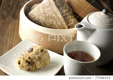 Steamed steamed Chinese rice dumplings, kyusu and tea Steamed steamed Chinese rice dumplings, kyusu and tea 77096459