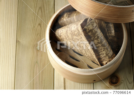 Take a bird's-eye view of the steamed Chinese rice dumplings 77096614