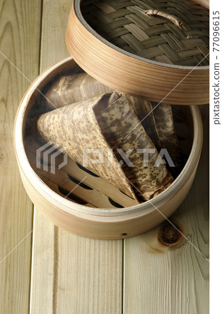 Take a bird's-eye view of the steamed Chinese rice dumplings 77096615