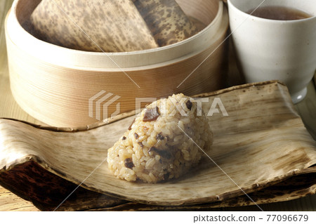 Chinese rice dumplings and tea that are steamed and steamed Chinese rice dumplings and tea that are steamed and steamed 77096679
