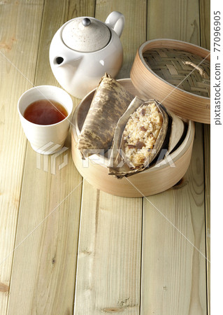 Chinese rice dumplings, kyusu and tea that are steamed and steamed Chinese rice dumplings, kyusu and tea that are steamed and steamed 77096905