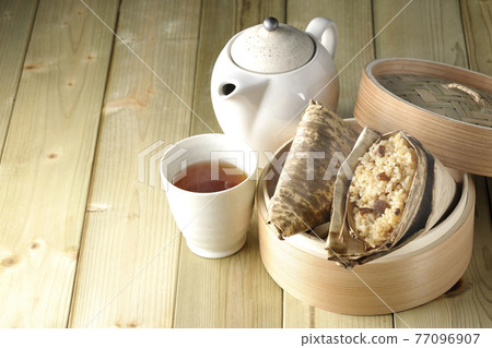 Chinese rice dumplings, kyusu and tea that are steamed and steamed Chinese rice dumplings, kyusu and tea that are steamed and steamed 77096907
