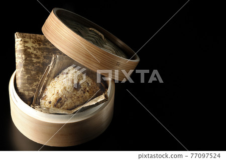 在黑色背景的蒸籠中拍攝中國餃子 77097524