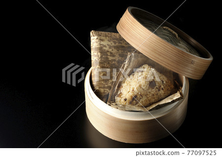 在黑色背景的蒸籠中拍攝中國餃子 77097525