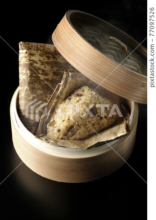 在黑色背景的蒸籠中拍攝中國餃子 77097526