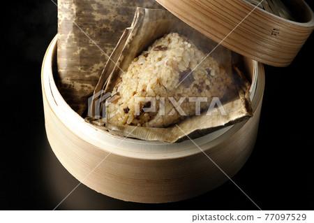 在黑色背景的蒸籠中拍攝中國餃子 77097529