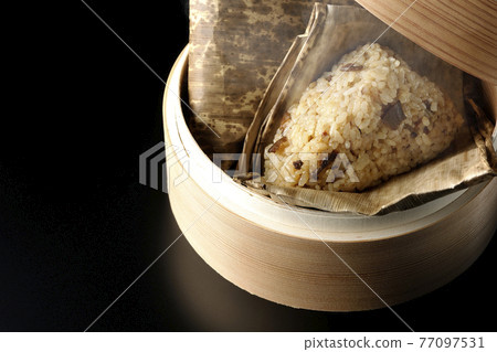 在黑色背景的蒸籠中拍攝中國餃子 77097531