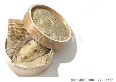 一張白色背景的竹蒸籠蒸中國粽子的照片（俯視圖） 77097672