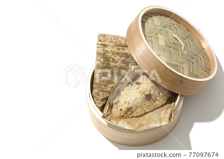 一張白色背景的竹蒸籠蒸中國粽子的照片(俯視圖) 一張白色背景的竹蒸籠蒸中國粽子的照片(俯視圖) 77097674