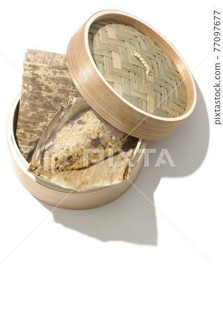 A picture of Chinese rice dumplings steamed in a steamer and steaming on a white background (overhead view) A picture of Chinese rice dumplings steamed in a steamer and steaming on a white background (overhead view) 77097677