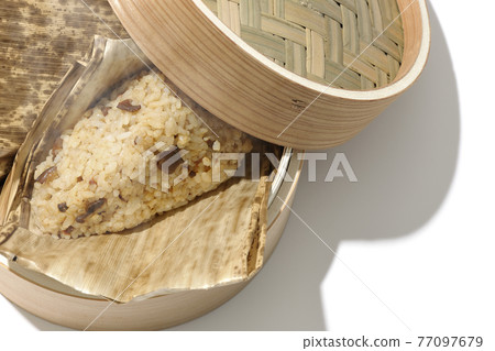 A picture of Chinese rice dumplings steamed in a steamer and steaming on a white background (overhead view) 77097679