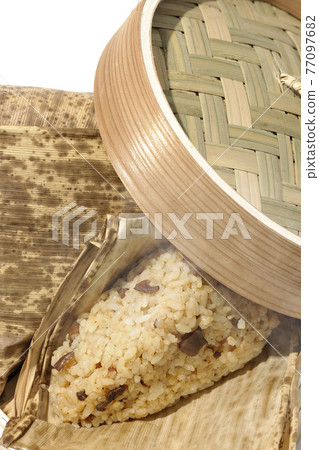 A picture of Chinese rice dumplings steamed in a steamer and steaming on a white background (overhead view) 77097682