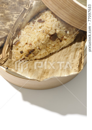 A picture of Chinese rice dumplings steamed in a steamer and steaming on a white background (overhead view) A picture of Chinese rice dumplings steamed in a steamer and steaming on a white background (overhead view) 77097683