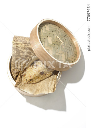 A picture of Chinese rice dumplings steamed in a steamer and steaming on a white background (overhead view) 77097684
