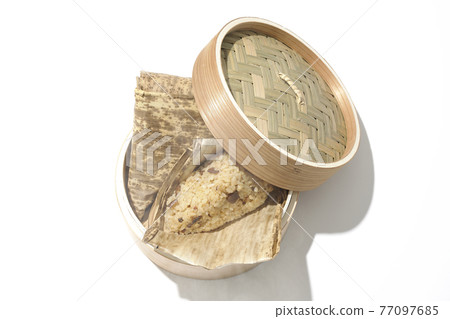 A picture of Chinese rice dumplings steamed in a steamer and steaming on a white background (overhead view) A picture of Chinese rice dumplings steamed in a steamer and steaming on a white background (overhead view) 77097685