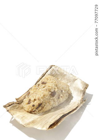 在白色背景採取的竹皮膚的蒸的中國粽子 在白色背景採取的竹皮膚的蒸的中國粽子 77097729