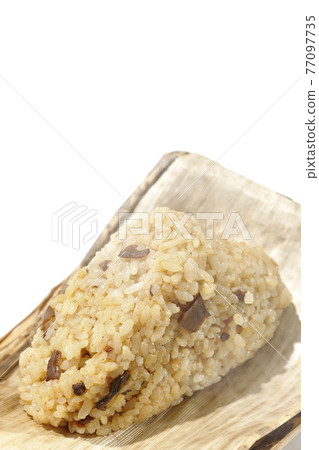 在白色背景採取的竹皮膚的蒸的中國粽子 77097735