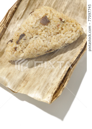 在白色背景採取的竹皮膚的蒸的中國粽子 在白色背景採取的竹皮膚的蒸的中國粽子 77097745