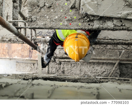 JASIN, MALAYSIA -JANUARY 14, 2017: Construction workers plastering building wall and beam using cement plaster mix of cement and sand at the construction site in Jasin, Malaysia JASIN, MALAYSIA -JANUARY 14, 2017: Construction workers plastering building wall and beam using cement plaster mix of cement and sand at the construction site in Jasin, Malaysia 77098103