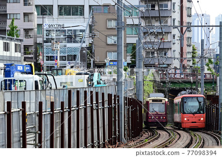 (Urban landscape) Road construction and tram running in parallel Toshima-ku, Tokyo [Chitose Bridge] 77098394