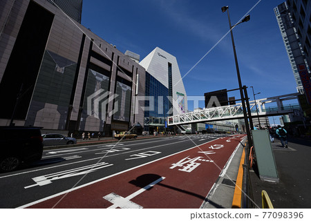 (都市風景)晴天時甲州高速公路新宿站附近 77098396