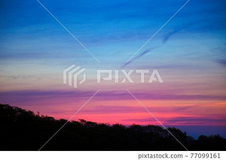 Worship the sunrise from the summit of May-more impressive with the beautiful sunrise gradation and contrail accents 77099161