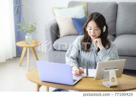 一個在客廳學習的女人 一個在客廳學習的女人 77100420