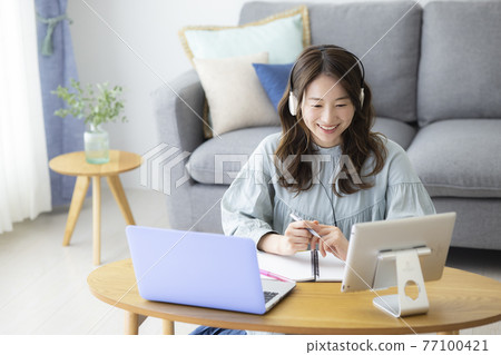 一個在客廳學習的女人 一個在客廳學習的女人 77100421