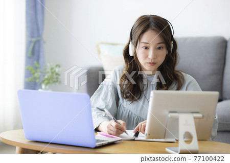 一個在客廳學習的女人 一個在客廳學習的女人 77100422