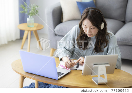 一個在客廳學習的女人 一個在客廳學習的女人 77100423