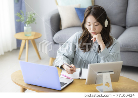 一個在客廳學習的女人 77100424