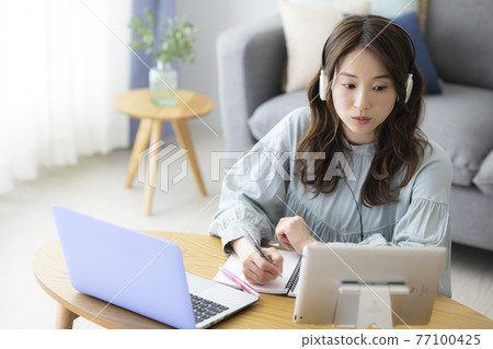 一個在客廳學習的女人 77100425