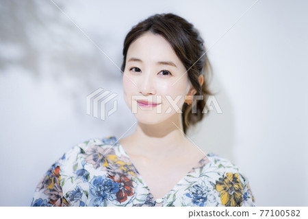 女人早上美女 77100582