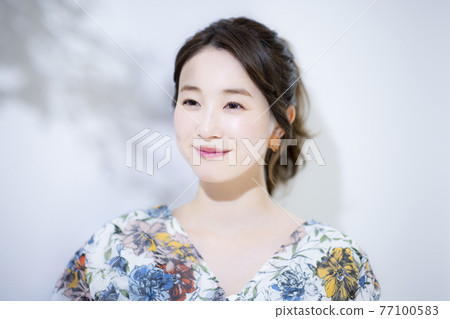 女人早上美女 77100583