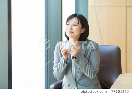 Woman working in the office Woman working in the office 77101223
