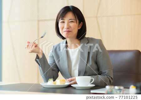 吃蛋糕的職業女性 吃蛋糕的職業女性 77101225