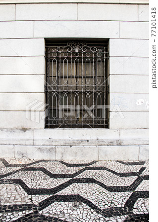 External view of an ancient vintage window of a medieval town in Italy, Europe. 77101418