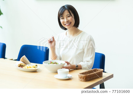 Woman at lunchtime 77101600