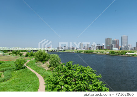 Scenery of Arakawa and Kawaguchi City in early summer when the blue sky spreads 77102060