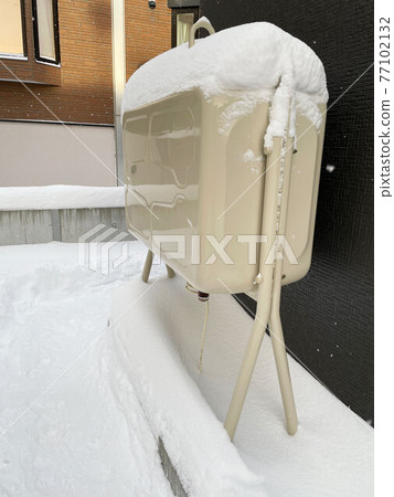 被雪掩埋的煤油罐 被雪掩埋的煤油罐 77102132