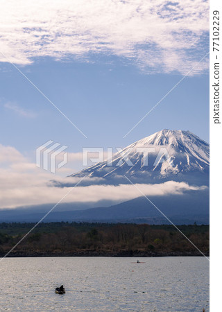 (Yamanashi Prefecture) A child-hugging Fuji seen from Lake Shoji in the early morning (Yamanashi Prefecture) A child-hugging Fuji seen from Lake Shoji in the early morning 77102229